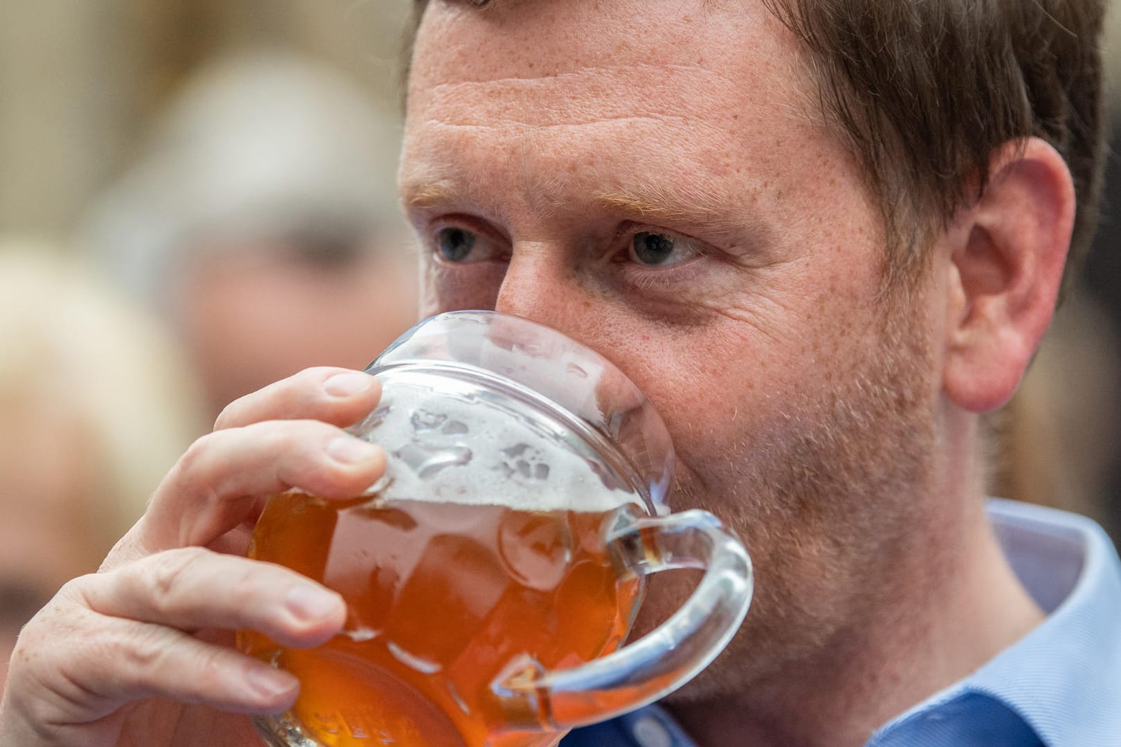 Alle Augen richten sich nach Sachsen: Ministerpräsident Michael Kretschmer beim Start seiner Sommertour.