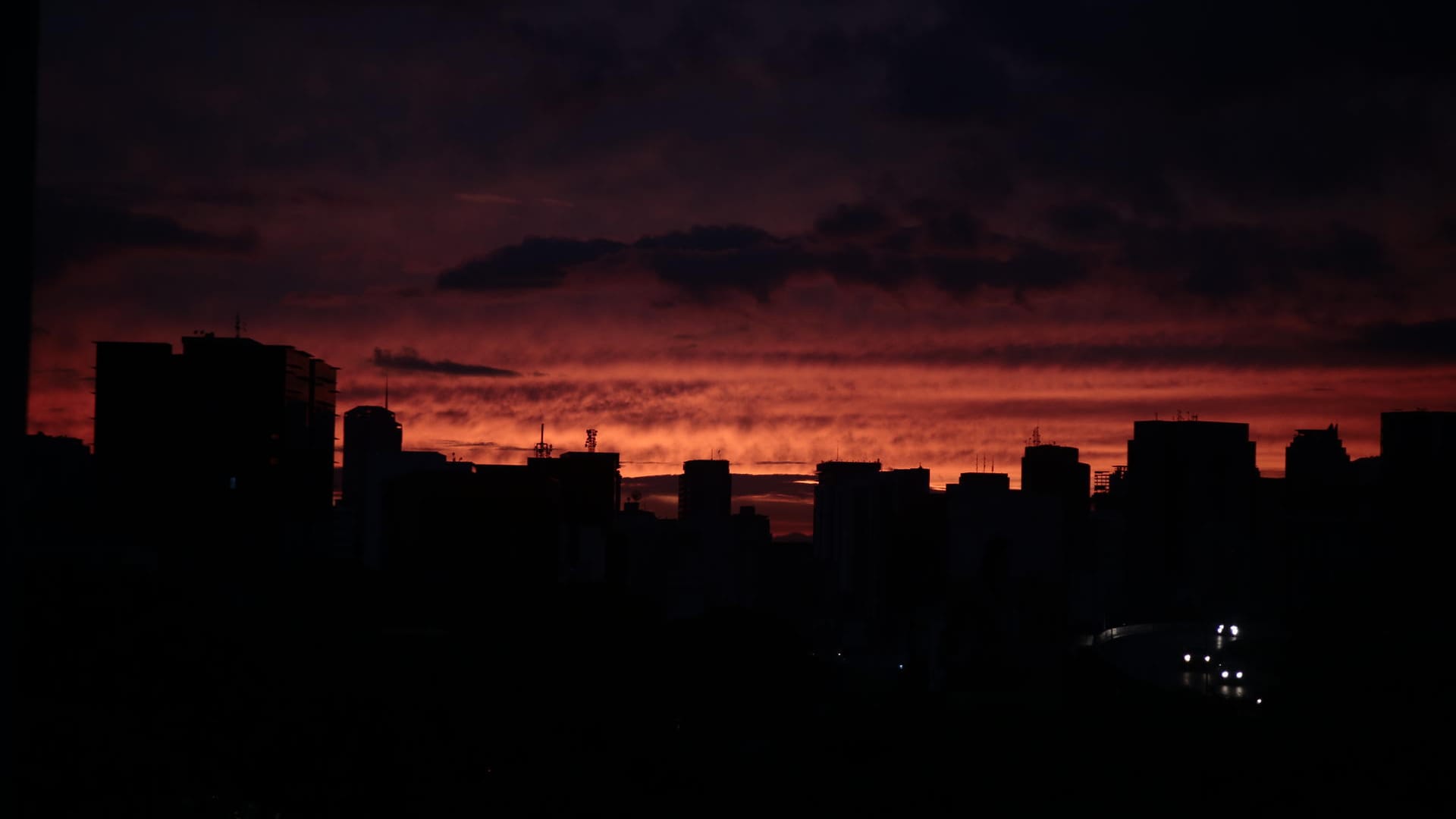 Stromausfall in Venezuela: Die Sonne geht hinter dunklen Häusern in der Hauptstadt Caracas unter.