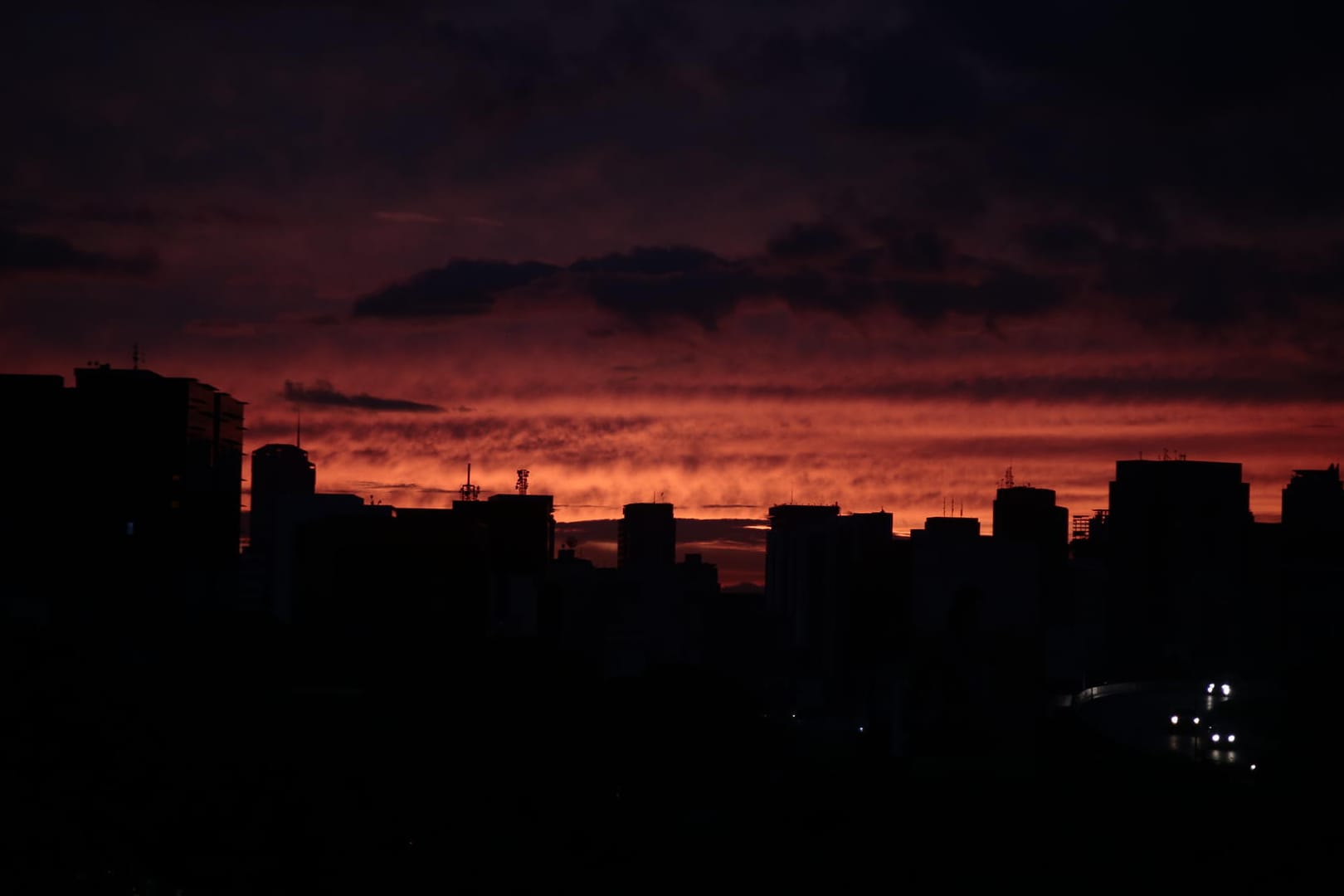 Stromausfall in Venezuela: Die Sonne geht hinter dunklen Häusern in der Hauptstadt Caracas unter.