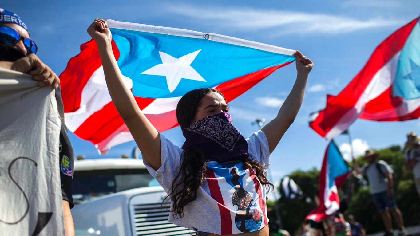Eine Demonstrantin in Puerto Rico: Erneut sind Tausende Menschen auf die Straße gegangen.