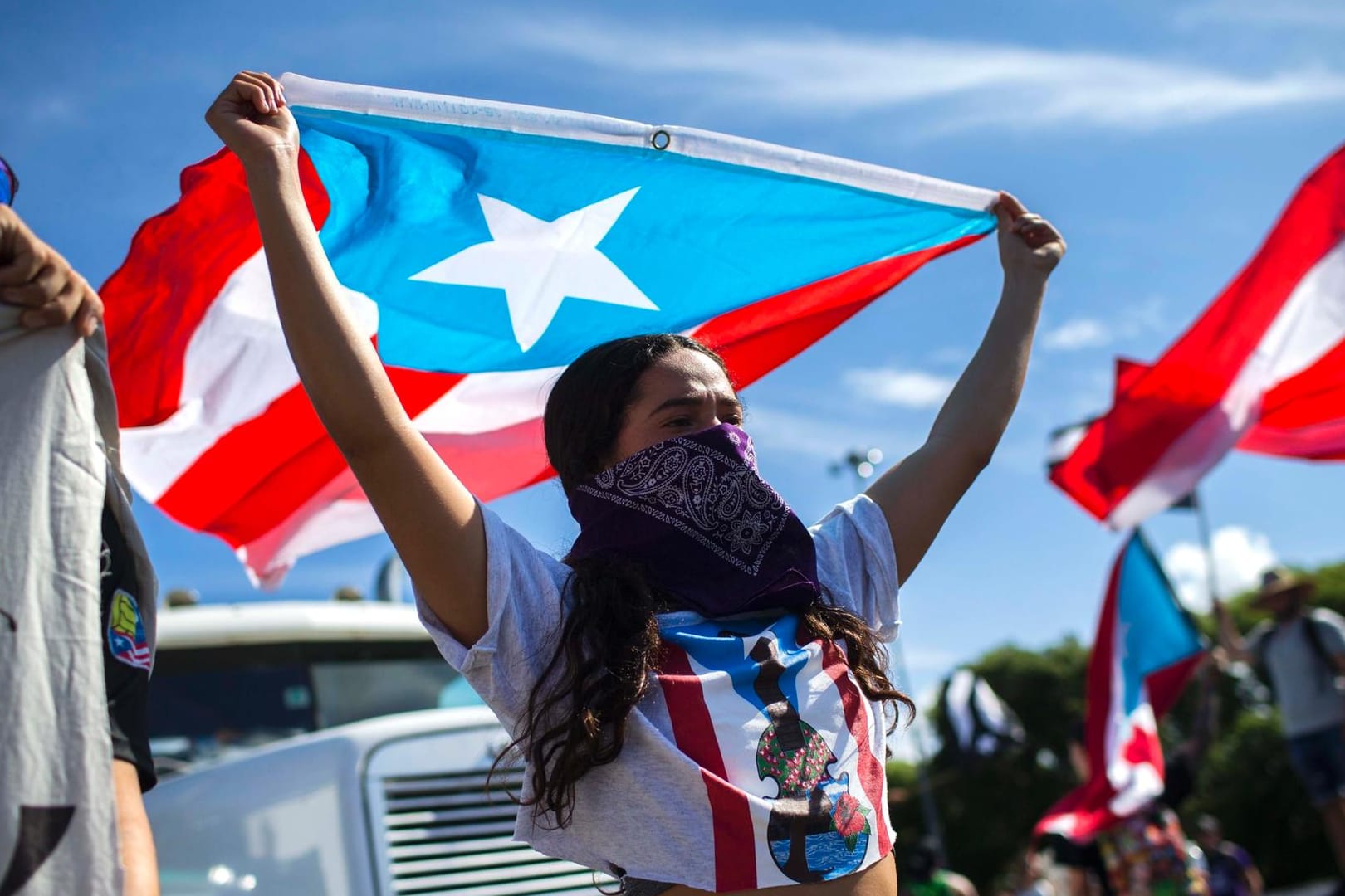 Eine Demonstrantin in Puerto Rico: Erneut sind Tausende Menschen auf die Straße gegangen.