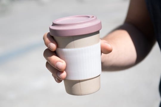 Mehrwegbecher aus Bambus: Sie enthalten Warentestern zufolge Melaminharz und können bei hohen Temperaturen Schadstoffe abgeben.