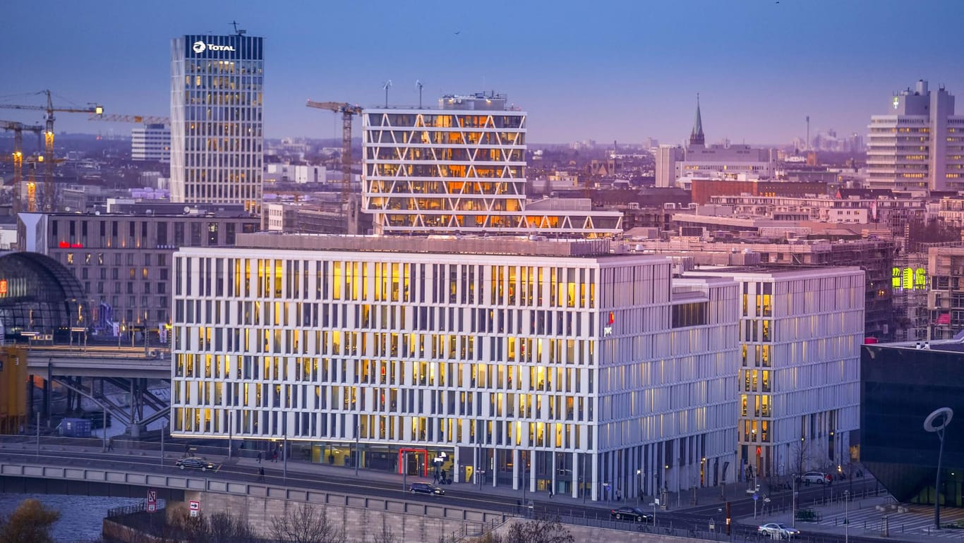 Im Vordergrund: Die Deutschland-Zentrale der Unternehmensberatung PWC im Berliner Regierungsviertel. (Symbolfoto)