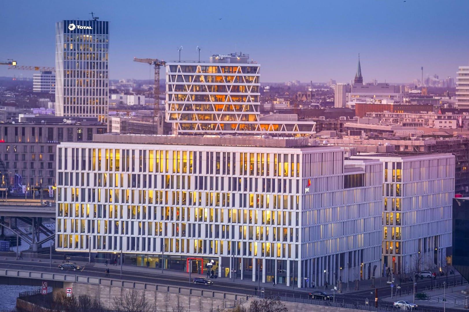 Im Vordergrund: Die Deutschland-Zentrale der Unternehmensberatung PWC im Berliner Regierungsviertel. (Symbolfoto)