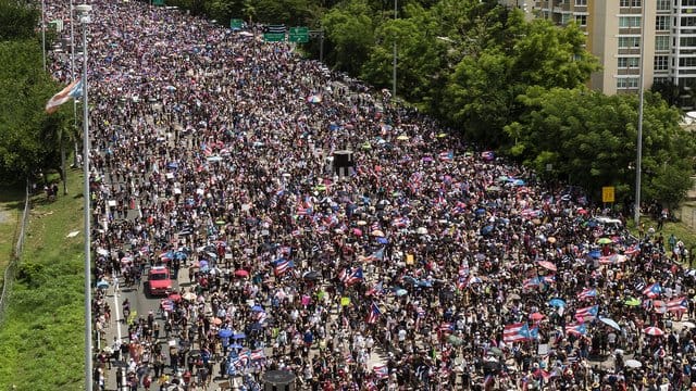 Zahlreiche Menschen in der Hauptstadt San Juan protestieren gegen den Gouverneur Rossello. Zahlreiche Menschen in der Hauptstadt San Juan protestieren gegen den Gouverneur Rossello.