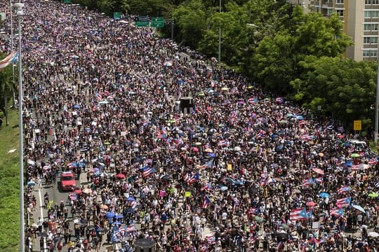 Zahlreiche Menschen in der Hauptstadt San Juan protestieren gegen den Gouverneur Rossello.