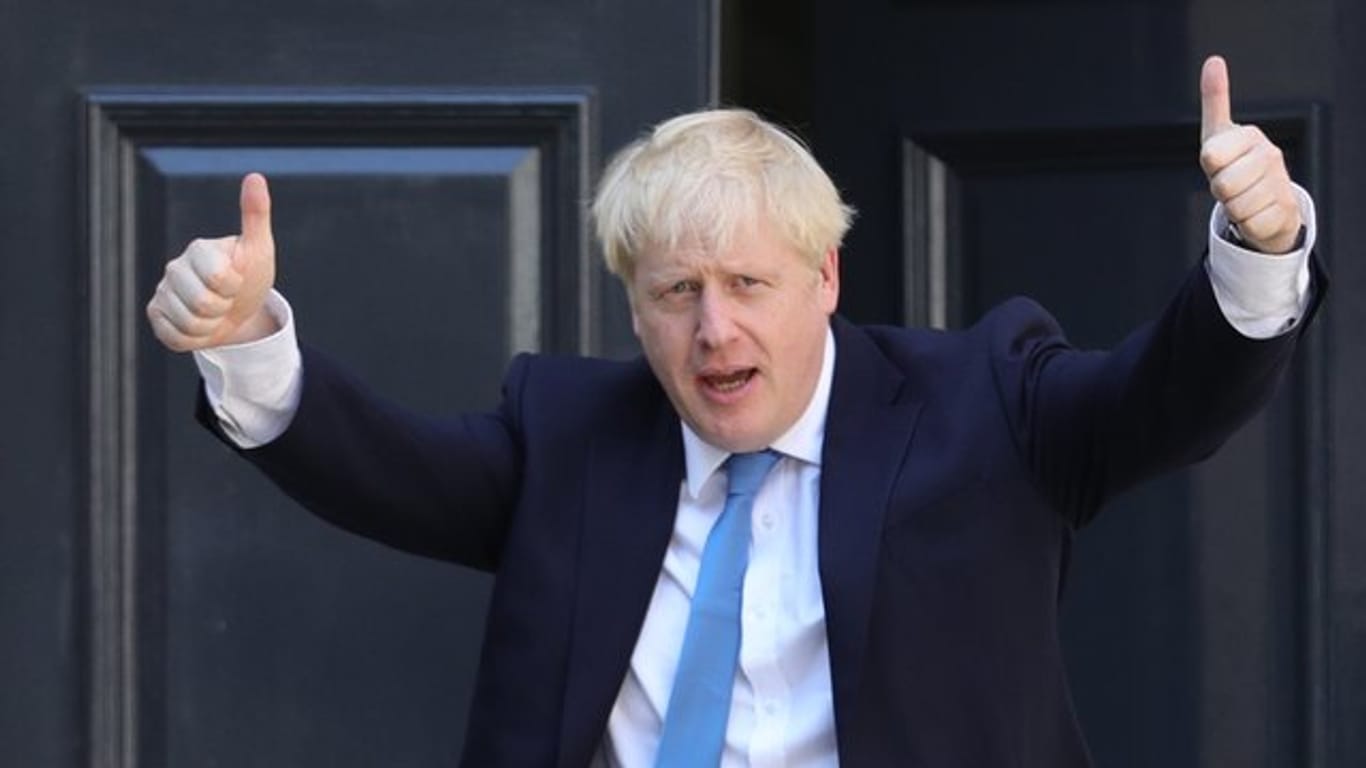 Boris Johnson kommt mit erhobenen Daumen am Hauptsitz der Konservativen Partei an.