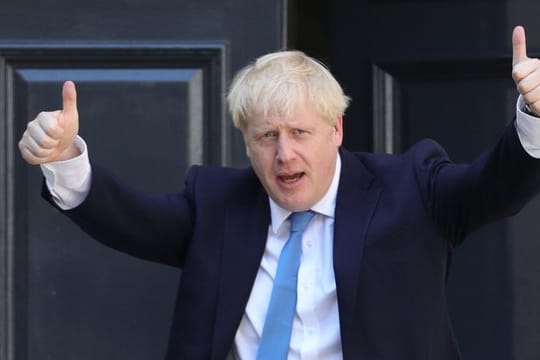 Boris Johnson kommt mit erhobenen Daumen am Hauptsitz der Konservativen Partei an.