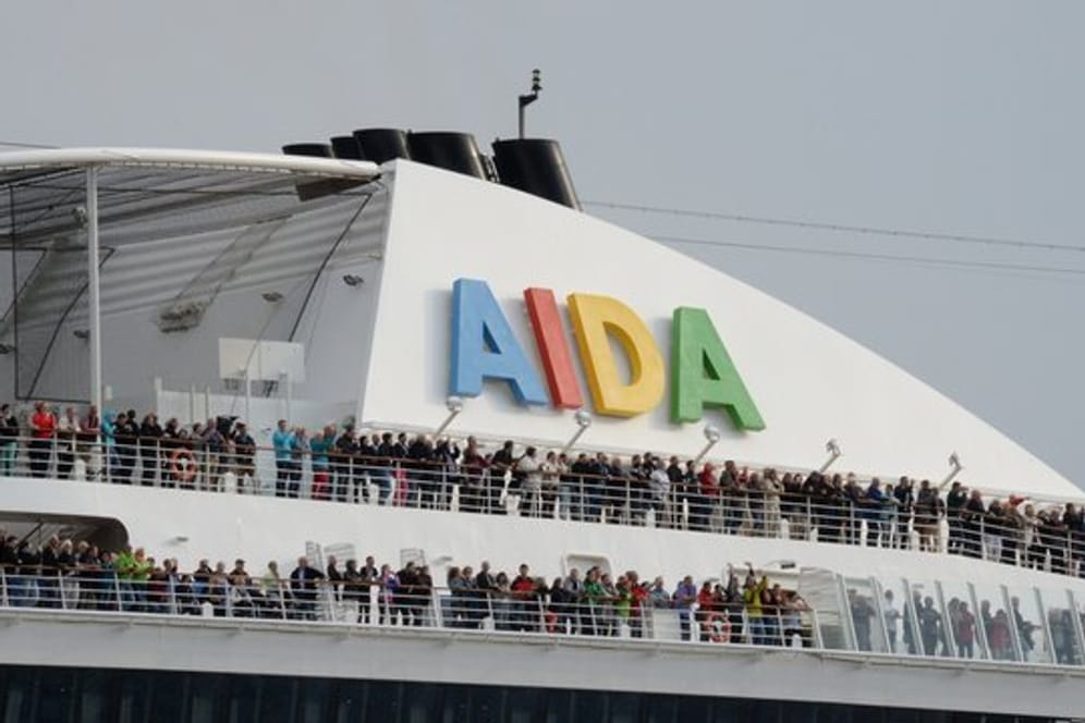 Passagiere stehen an Bord des Kreuzfahrtschiffs "Aida Sol": Viele Reedereien verlegen im nordeuropäischen Herbst und Winter ihre Flottenschiffe in wärmere Regionen.