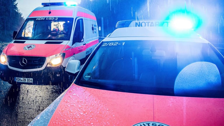 Rettungsdienst im Einsatz: In Sachsen kam ein Mann bei einem Verkehrsunfall ums Leben. (Symbolbild)