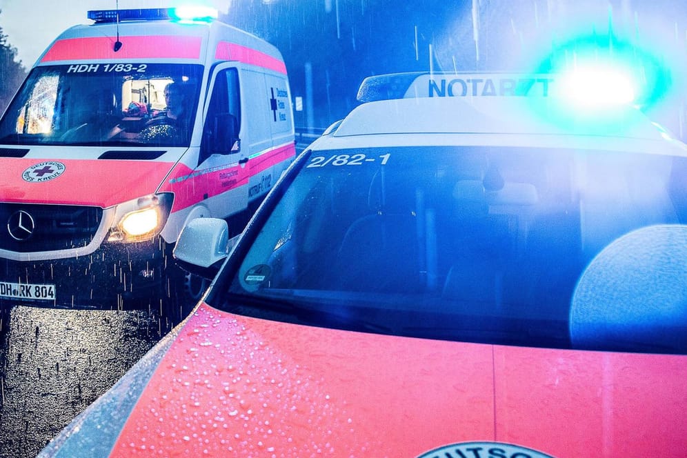 Rettungsdienst im Einsatz: In Sachsen kam ein Mann bei einem Verkehrsunfall ums Leben. (Symbolbild)
