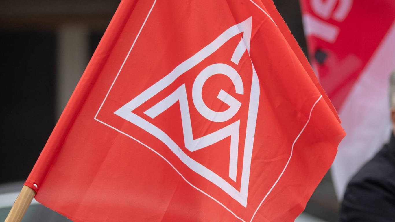 Fahne der IG Metall: Der Flächentarifvertrag in der Metall- und Elektroindustrie regelt seit Jahrzehnten die Arbeitsbedingungen von 1,9 Millionen Beschäftigten.