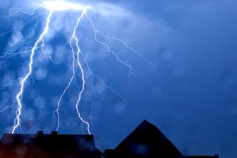 Blitz schlägt ein: Schäden durch Blitzeinschläge sind in der Regel versichert