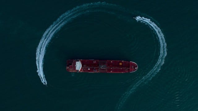 Das Foto zeigt den britischen Öltanker "Stena Impero" in der Straße von Hormus, der von Schnellbooten der iranischen Revolutionsgarden umkreist wird. Das Foto zeigt den britischen Öltanker "Stena Impero" in der Straße von Hormus, der von Schnellbooten der iranischen Revolutionsgarden umkreist wird.