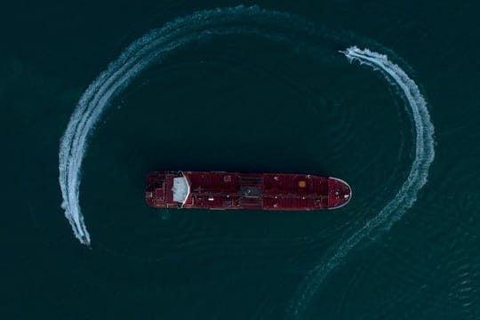 Das Foto zeigt den britischen Öltanker "Stena Impero" in der Straße von Hormus, der von Schnellbooten der iranischen Revolutionsgarden umkreist wird.