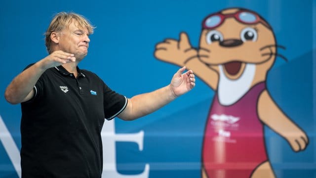 Nach dem Spiel hebt Bundestrainer Hagen Stamm vor dem Maskottchen der Veranstaltung, einem Otter, resignierend die Arme. Nach dem Spiel hebt Bundestrainer Hagen Stamm vor dem Maskottchen der Veranstaltung, einem Otter, resignierend die Arme.