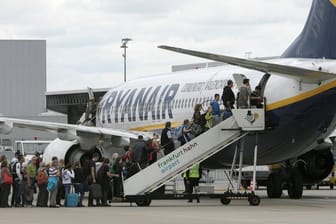 Billiger als Zugfahren: Passagiere steigen in ein Flugzeug der irischen Low-Cost-Airline Ryanair.