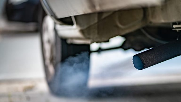 Auspuffrohr eines Dieselautos: Für das Fahrverbot soll es unter anderem Ausnahmen für Anlieger, Liefer- sowie Pflegedienste und Handwerker geben.