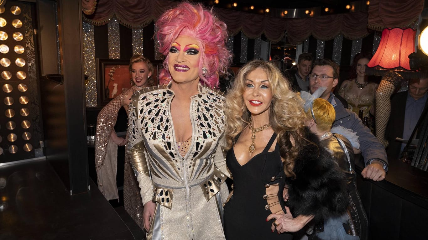 Olivia Jones und Dolly Buster: Im April eröffnete der Travestie-Star einen neuen Burlesque-Club auf der Hamburger Reeperbahn. Und auch Dolly Buster erschien nach längerer Auszeit mal wieder auf einer öffentlichen Veranstaltung.
