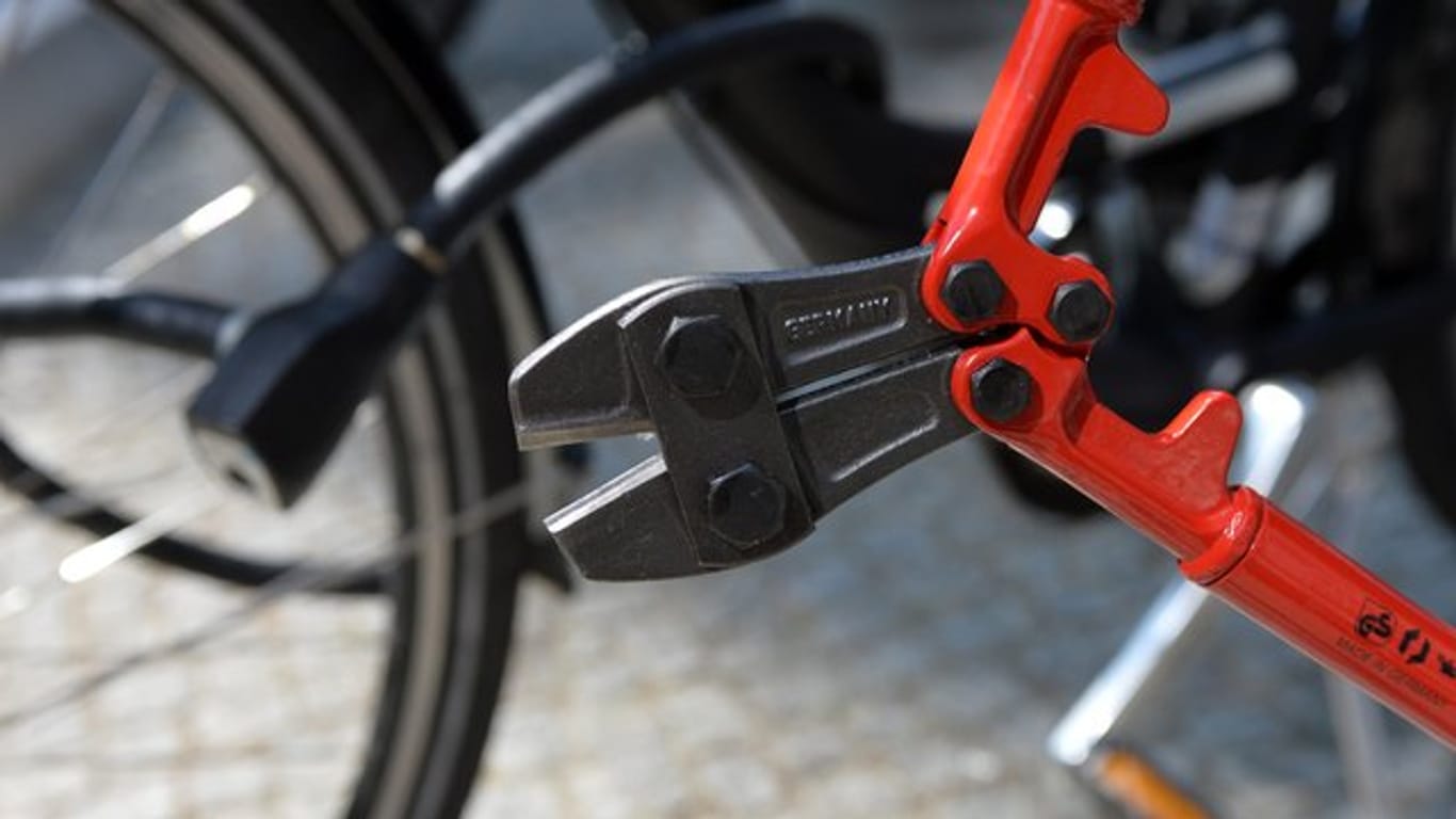 Knack und weg damit! Schließt ein Radler ein fremdes Fahrrad mit an, kann dessen Eigentümer es auch mit rabiaten Maßnahmen befreien.