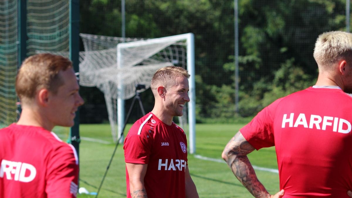 Lewis Holtby beim Training: Der Ex-HSV-Star hat sich beim RWE dret Wochen lang fit gehalten.