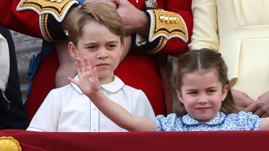 Prinz George und Prinzessin Charlotte: Auf einem neuen Foto posieren sie mit ihrem Vater und ihrem kleinen Bruder.