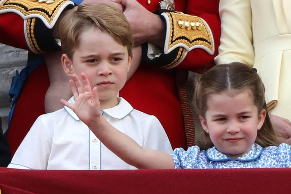 Prinz George und Prinzessin Charlotte: Auf einem neuen Foto posieren sie mit ihrem Vater und ihrem kleinen Bruder.