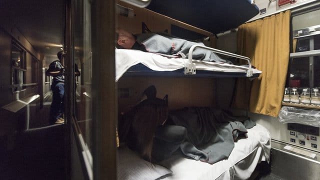 Reisende haben es sich im Nachtzug der Österreichischen Bundesbahnen auf der Fahrt nach Hamburg bequem gemacht.