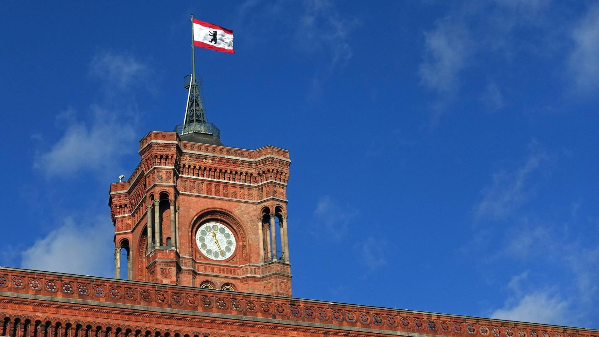 Das Berliner Rathaus: Der Senat will prüfen, warum eine schwangere Frau in einer Sammelunterkunft keine Hilfe bekam. (Symbolbild) Das Berliner Rathaus: Der Senat will prüfen, warum eine schwangere Frau in einer Sammelunterkunft keine Hilfe bekam. (Symbolbild)