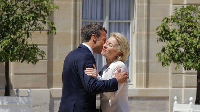 Er hatte sich für sie stark gemacht: Frankreichs Präsident Emmanuel Macron begrüßt die neue EU-Kommissionschefin Ursula von der Leyen vor ihrem gemeinsamen Mittagessen im Elysee-Palast. Er hatte sich für sie stark gemacht: Frankreichs Präsident Emmanuel Macron begrüßt die neue EU-Kommissionschefin Ursula von der Leyen vor ihrem gemeinsamen Mittagessen im Elysee-Palast.