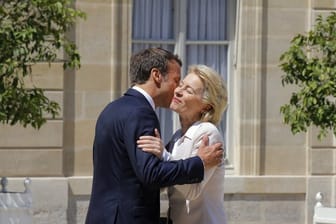 Er hatte sich für sie stark gemacht: Frankreichs Präsident Emmanuel Macron begrüßt die neue EU-Kommissionschefin Ursula von der Leyen vor ihrem gemeinsamen Mittagessen im Elysee-Palast.