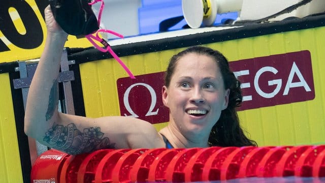 Sarah Köhler feiert ihren zweiten Platz über 1500 Meter Freistil. Sarah Köhler feiert ihren zweiten Platz über 1500 Meter Freistil.