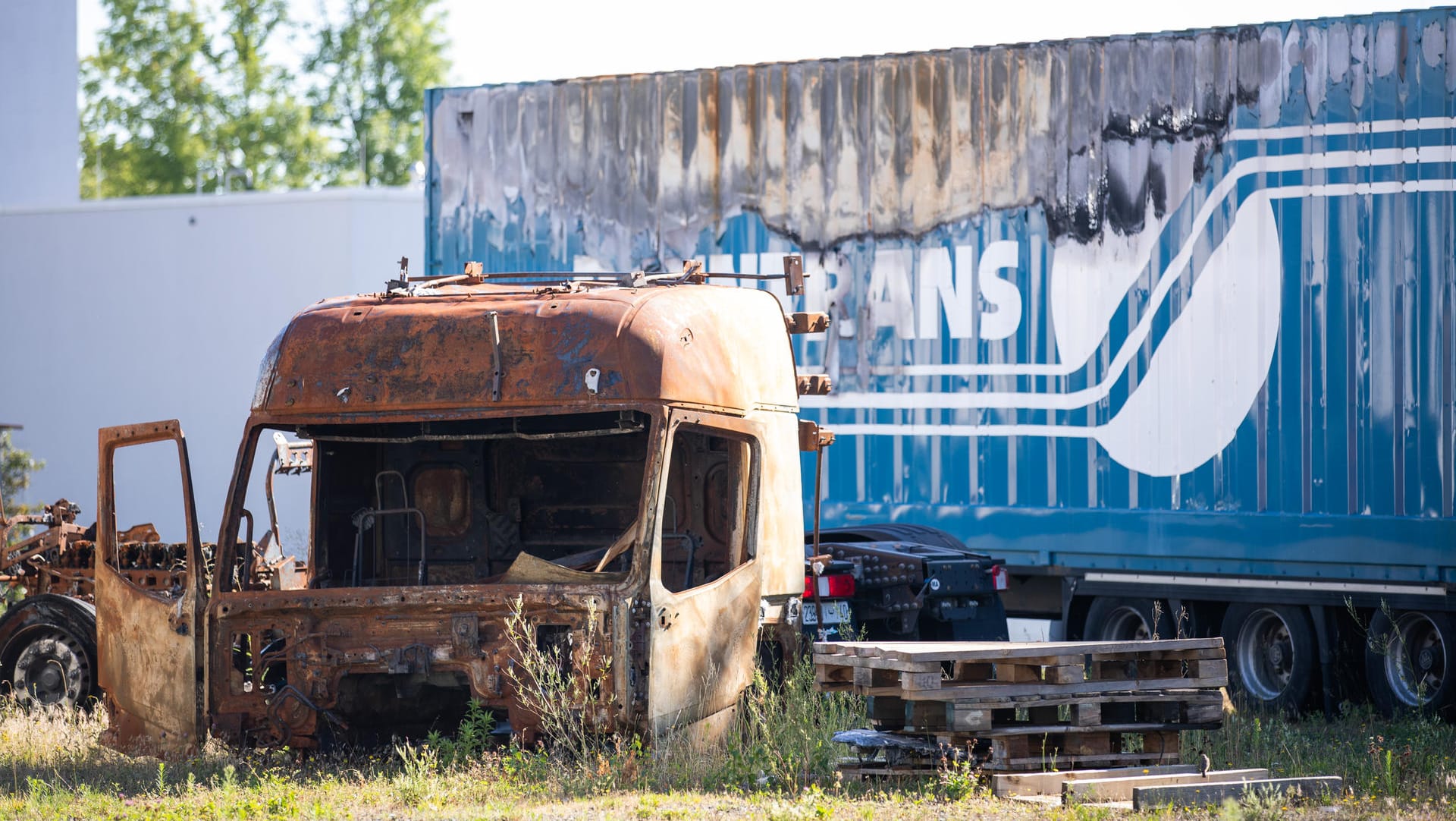 Der Lkw, den der wegen Mordes angeklagte Marokkaner fuhr: Nach der Tat liegt Sophia tot im Fahrerhaus, L. fährt mit der Leiche noch bis nach Spanien. Später brennt der Laster aus – wohl wegen eines Motorschadens.