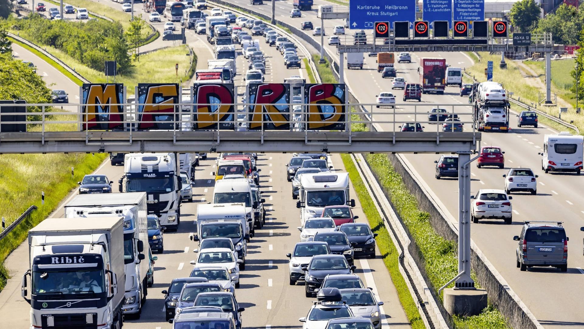 Stau auf der A8: Die Autobahn gehört neben vielen anderen zu den Straßen, auf denen Experten am Wochenende Stau befürchten.