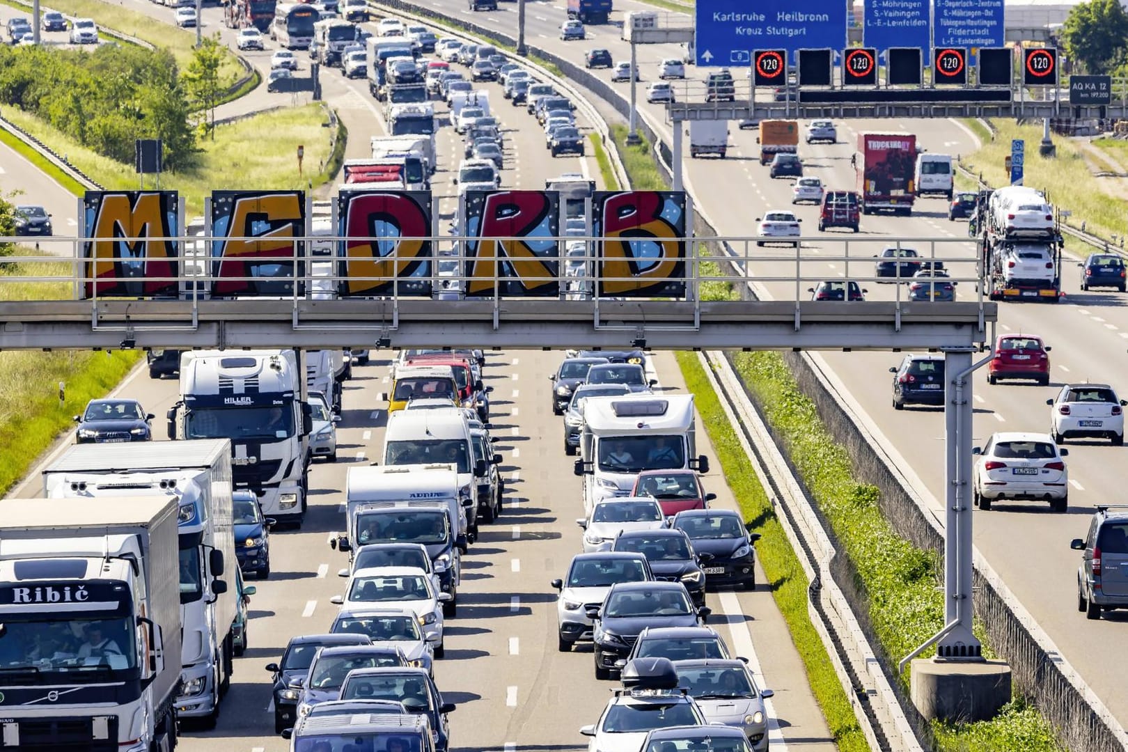 Stau auf der A8: Die Autobahn gehört neben vielen anderen zu den Straßen, auf denen Experten am Wochenende Stau befürchten.