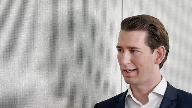 Ex-Bundeskanzler Sebastian Kurz muss erklären, warum im Kanzleramt in Wien fünf Festplatten unter ungewöhnlichen Umständen geschreddert wurden. Ex-Bundeskanzler Sebastian Kurz muss erklären, warum im Kanzleramt in Wien fünf Festplatten unter ungewöhnlichen Umständen geschreddert wurden.