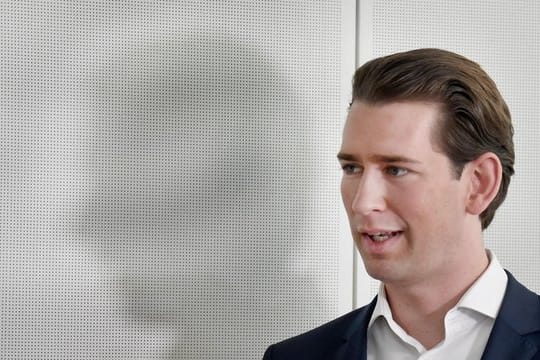 Ex-Bundeskanzler Sebastian Kurz muss erklären, warum im Kanzleramt in Wien fünf Festplatten unter ungewöhnlichen Umständen geschreddert wurden.