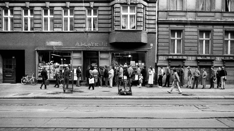 Menschenschlange vor einem Elektronikladen (1985): So wie hier in der Ost-Berliner Kastanienallee standen die DDR-Bürger andernorts nach Lizenzschallplatten an.