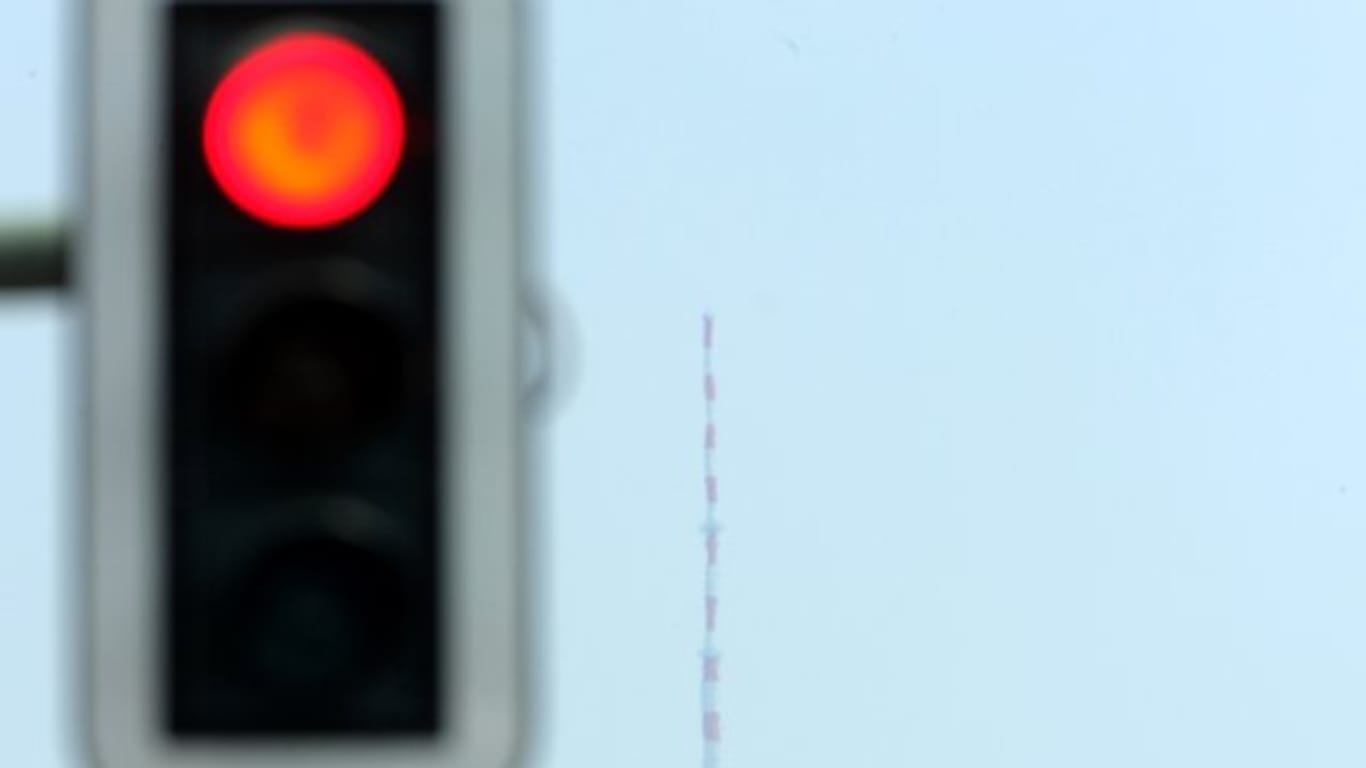 Leuchtet die Ampel mehr als fünf Minuten lang rot, dürfen Autofahrer vorsichtig die Straße überqueren.