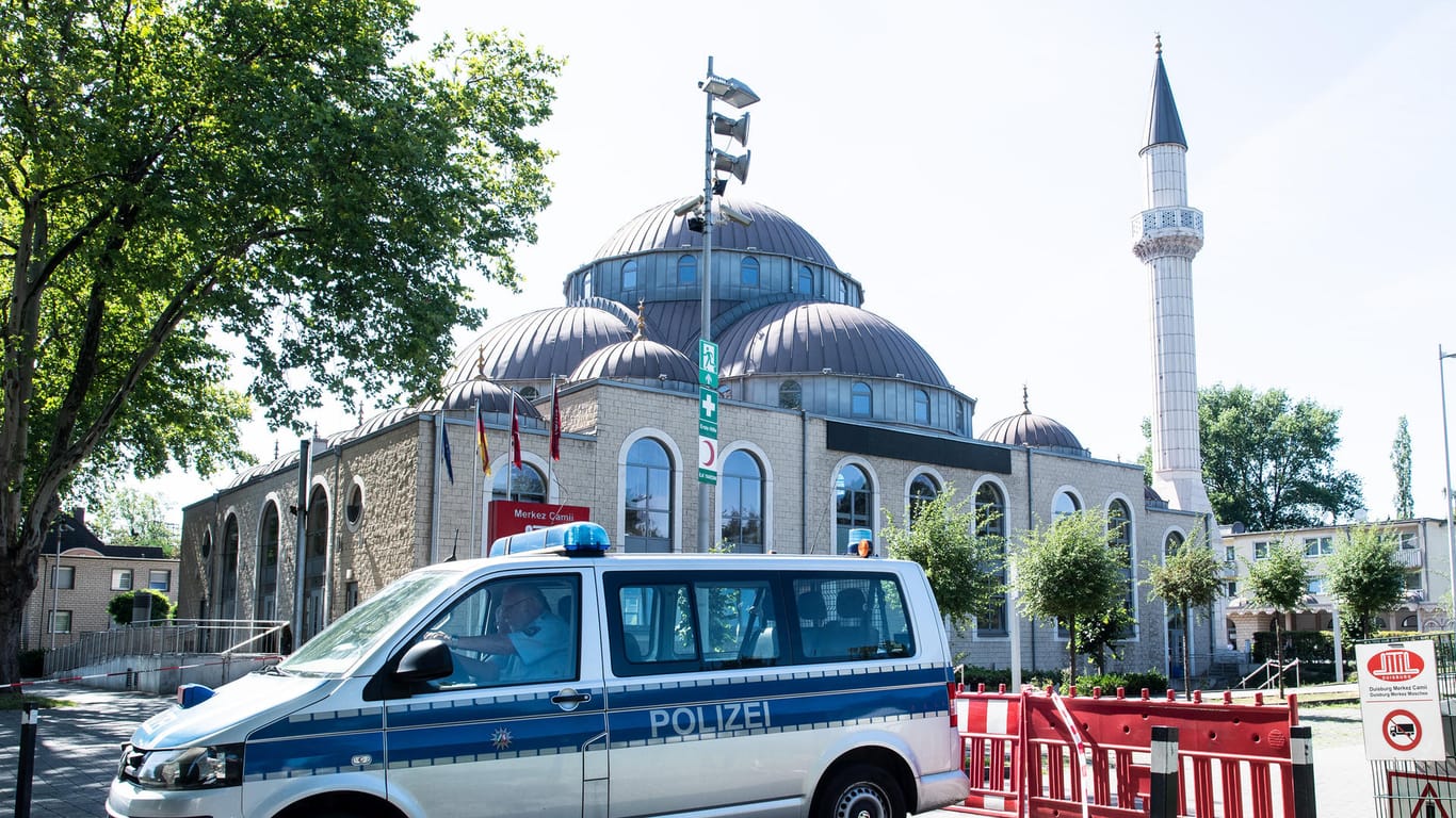 Ein Polizeiauto steht vor der Merkez-Moschee in Duisburg