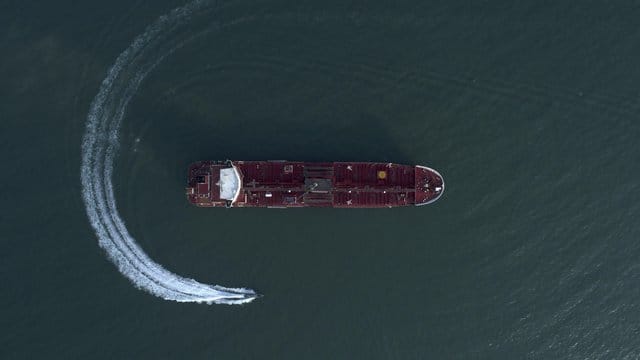 Ein Schnellboot der iranischen Revolutionsgarden nähert sich dem Öltanker "Stena Impero". Ein Schnellboot der iranischen Revolutionsgarden nähert sich dem Öltanker "Stena Impero".
