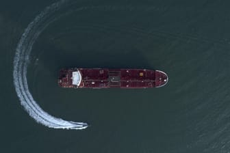 Ein Schnellboot der iranischen Revolutionsgarden nähert sich dem Öltanker "Stena Impero".