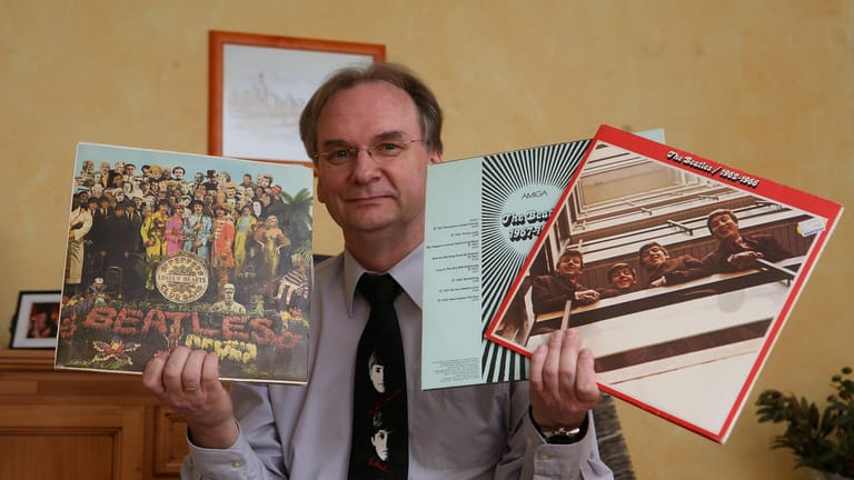 Ostdeutscher Platten-Fan: Stolz zeigt Sachsen-Anhalts Ministerpräsident Reiner Haseloff im Jahr 2010 seine privaten Amiga-Lizenz-LPs von The Beatles.