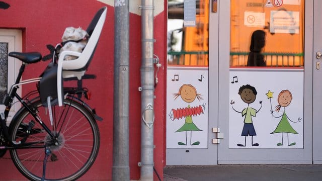 Aus Rücksicht vor zwei muslimischen Mädchen wurden Schweinefleisch und Gelatine-Produkte zunächst von der Speisekarte gestrichen. Aus Rücksicht vor zwei muslimischen Mädchen wurden Schweinefleisch und Gelatine-Produkte zunächst von der Speisekarte gestrichen.