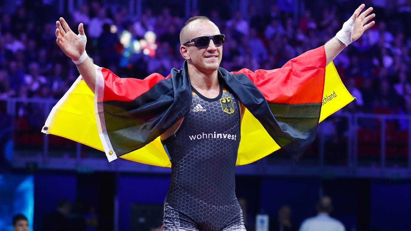 Nach seinem letzten WM-Titel 2018 in Budapest feierte Frank Stäbler mit Sonnenbrille und Fahne.