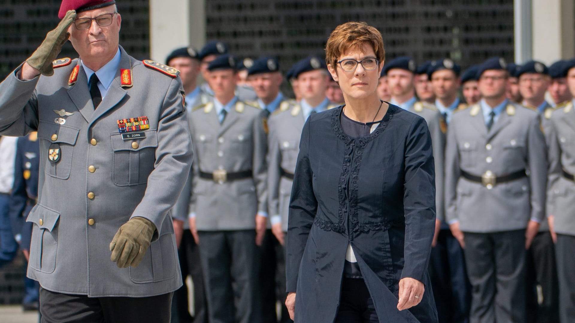 Einer der ersten Auftritte im neuen Amt: Annegret Kramp-Karrenbauer beim Gelöbnis im Bendlerblock in Berlin