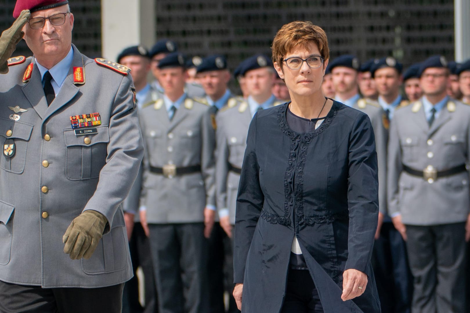 Einer der ersten Auftritte im neuen Amt: Annegret Kramp-Karrenbauer beim Gelöbnis im Bendlerblock in Berlin