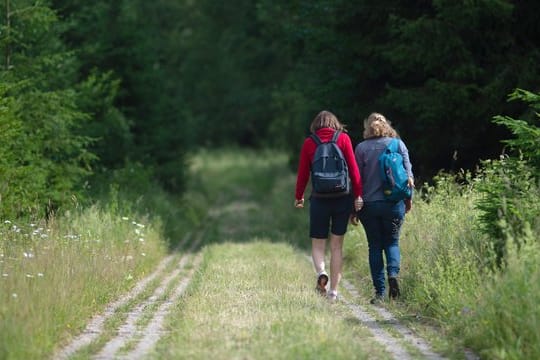 Wanderndes Paar: Fast unbemerkt werden beim Wandern nahezu alle großen Muskeln trainiert – das verbraucht auf lange Sicht jede Menge Energie.