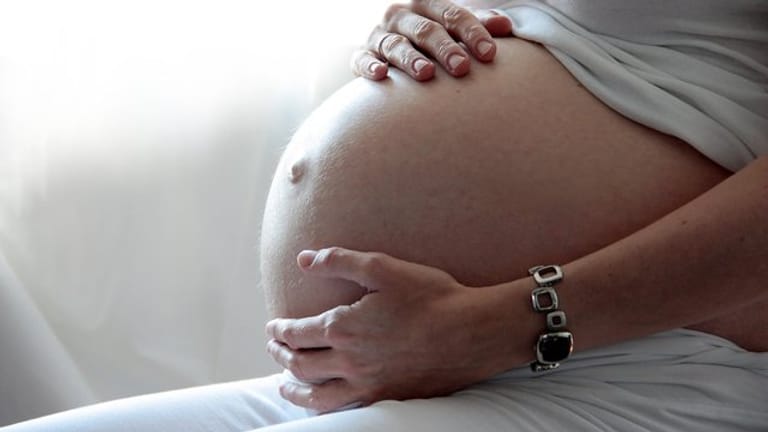 Babybauch: Frauen müssen nach einem Kaiserschnitt mit Schmerzen rechnen.