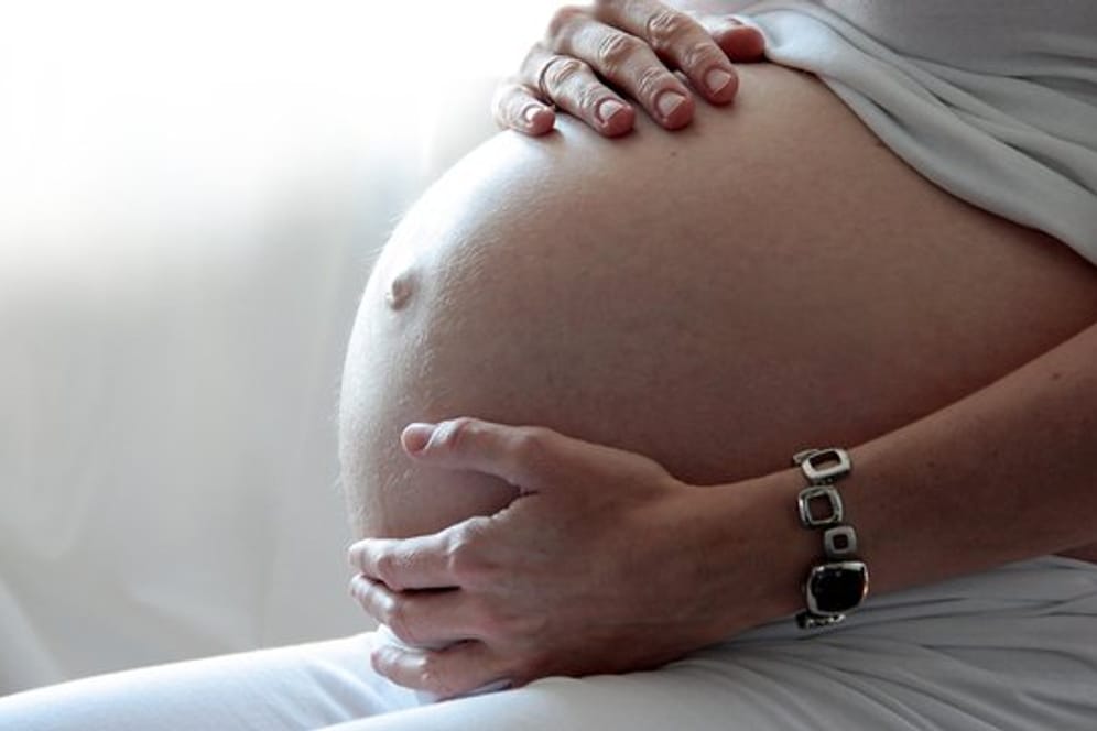 Babybauch: Frauen müssen nach einem Kaiserschnitt mit Schmerzen rechnen.